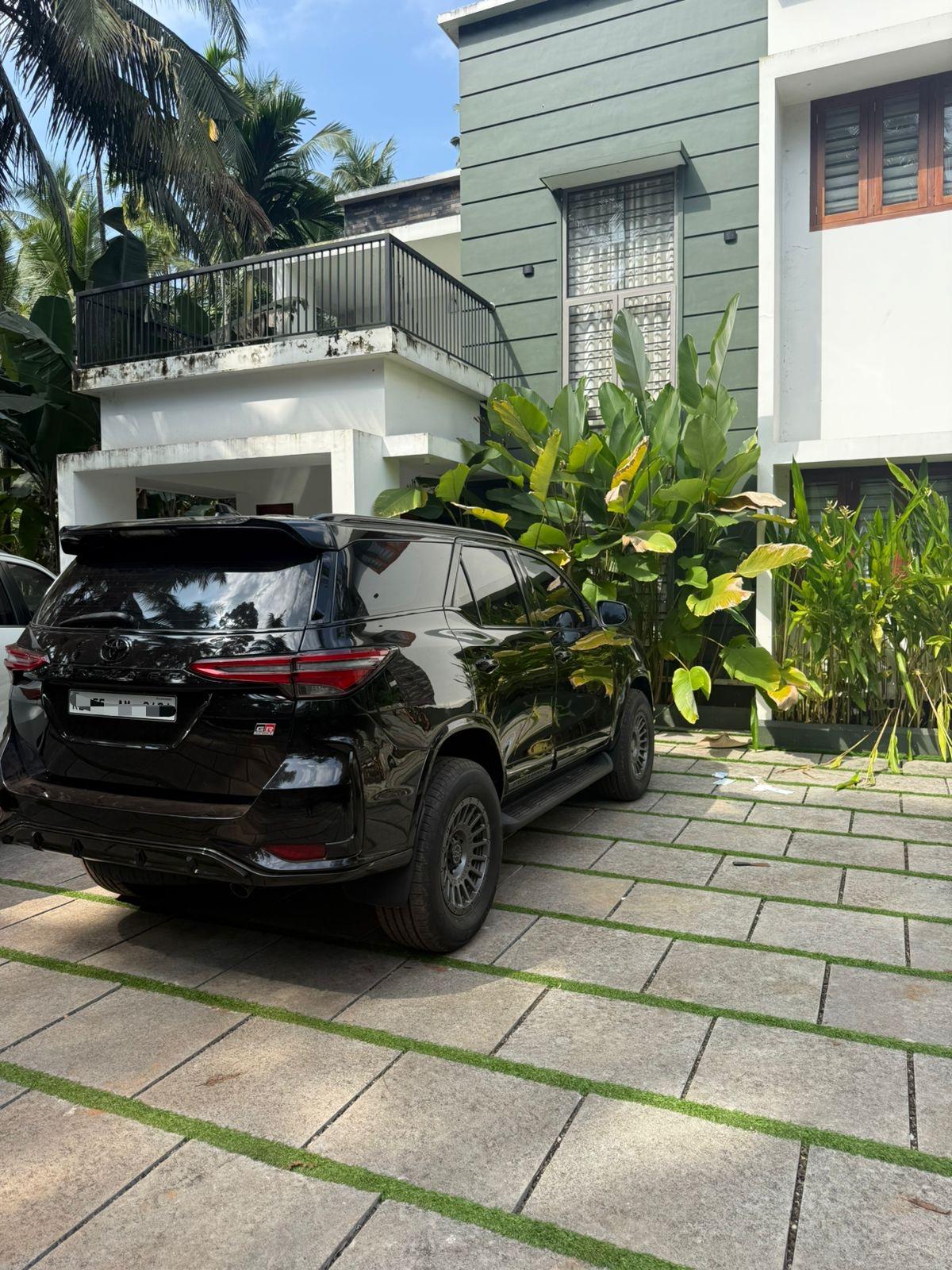 Toyota Legender Black